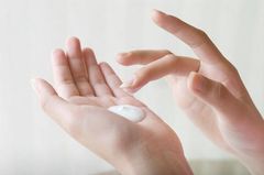 những bí quyết dưỡng da tay hiệu quả bí quyết dưỡng da tay
