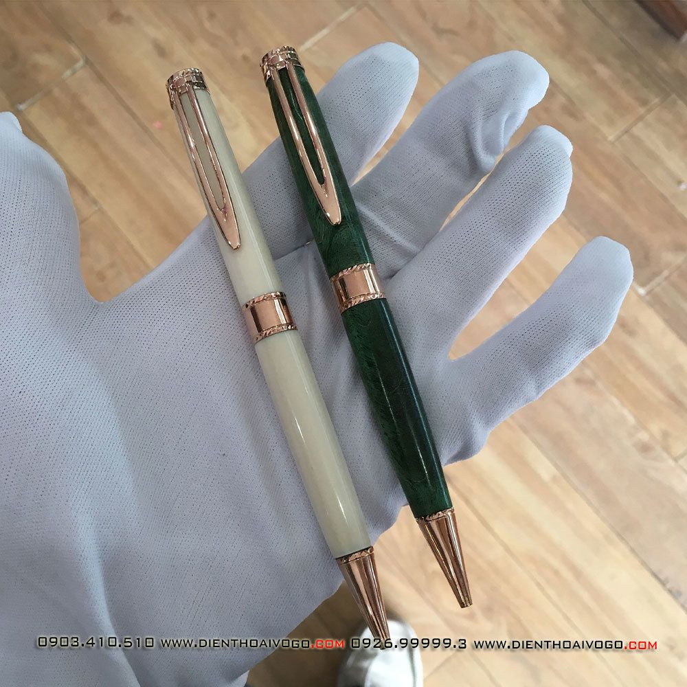 Bút gỗ ngọc lục bảo