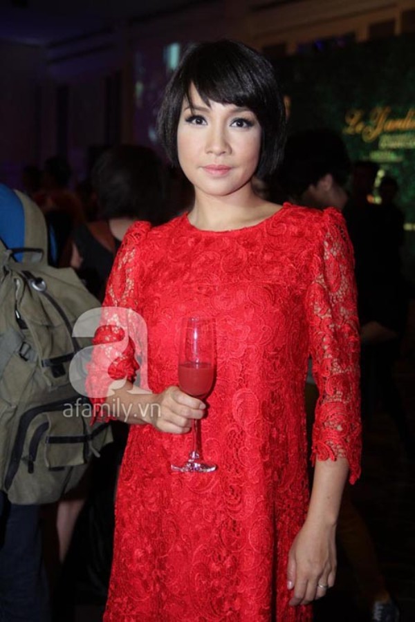 Đầm ren tuổi trung niên