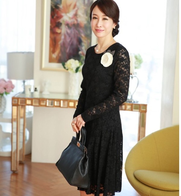 Đầm ren tuổi trung niên