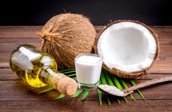 Dầu dừa giúp mềm tóc hơn
