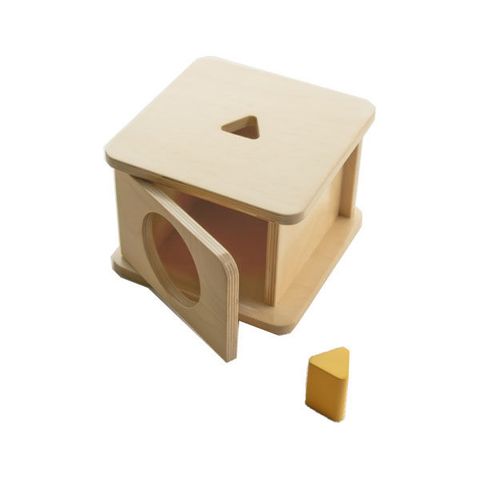 Trò chơi thả khối lăng trụ tam giác vào hộp có lỗ<br> Imbucare Box with Triangular Prism