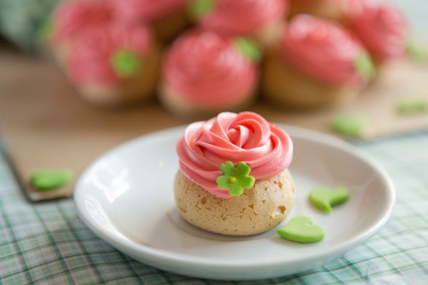 Bánh su kem hoa hồng - 8/3 thêm ý nghĩa