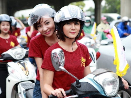 mua xe máy tặng mũ bảo hiểm đẹp