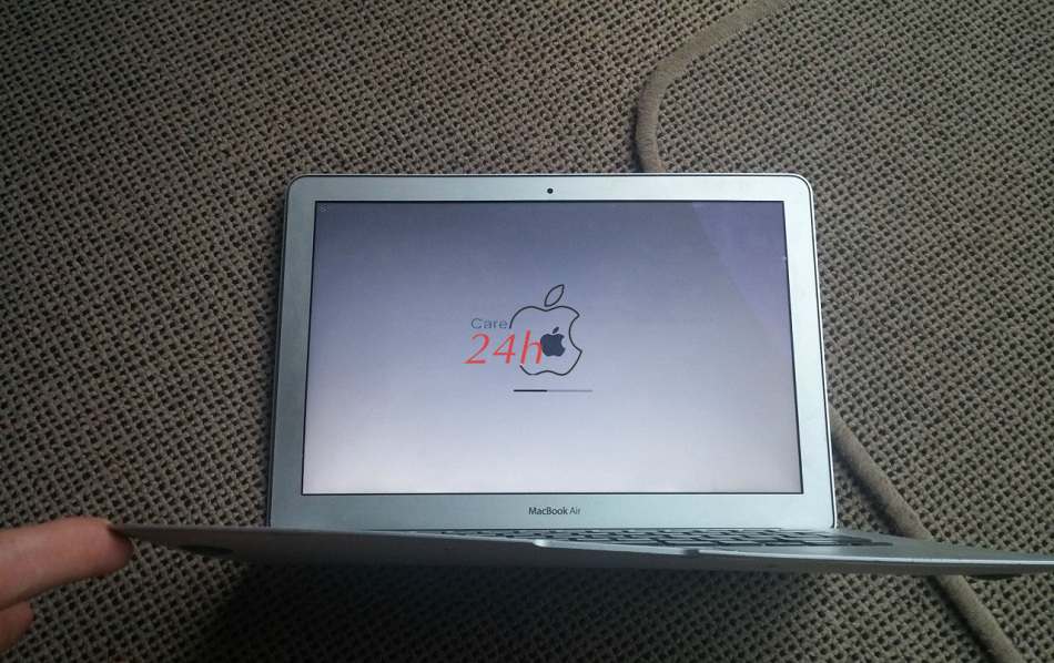 Macbook Air bị cong do sơ ý của người sử dụng.