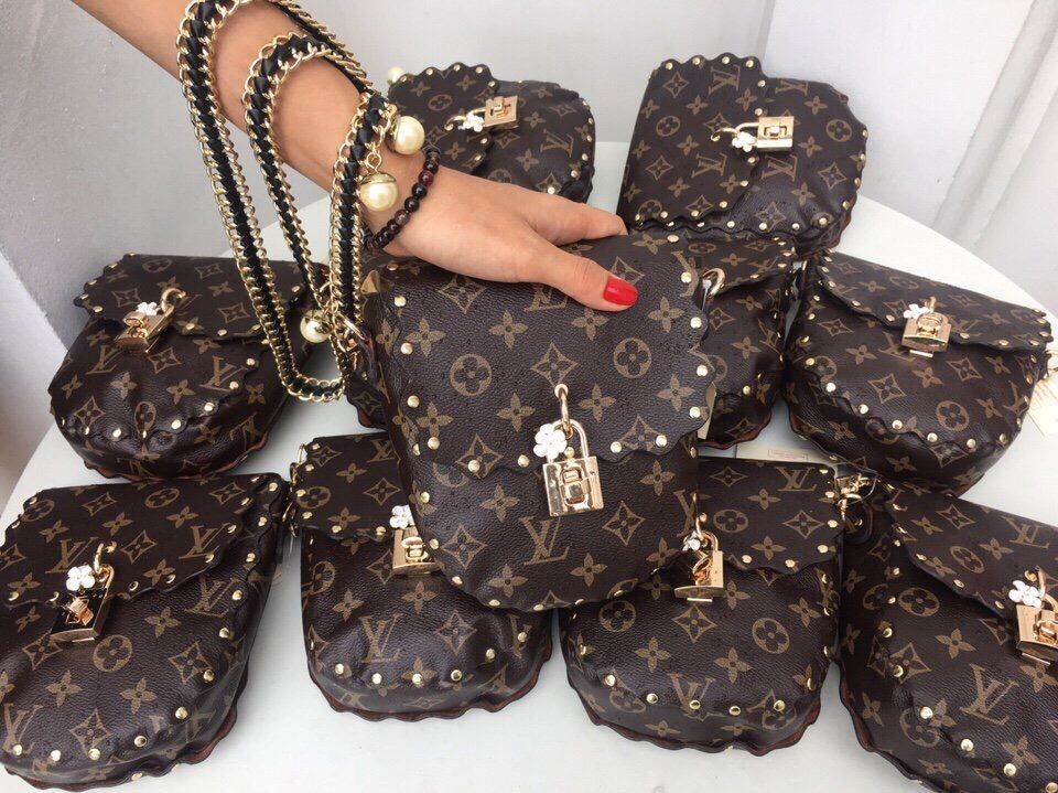 Túi xách Lv viền đinh hàng chuẩn F1 size 20cm