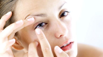 Bất ngờ những hiểm họa khi đeo kính áp tròng giá rẻ từ Trung Quốc
