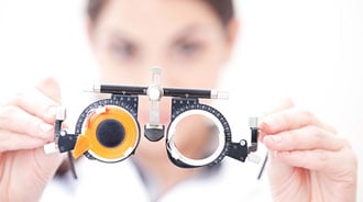 Lens đeo mắt Inlay giúp nhìn gần, không còn phải đeo kính lão