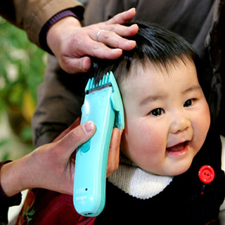 Cắt tóc cho bé những điều các mẹ cần nên biết