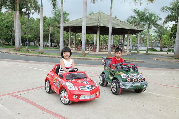 xe ô tô đồ chơi trẻ em