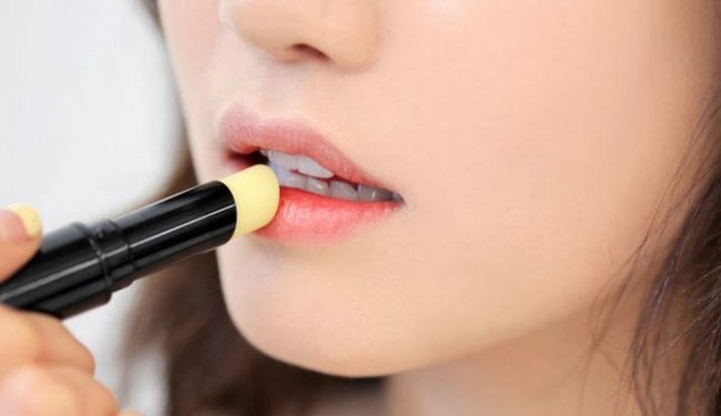 thoa-mot-lop-serum-chong-nang-giup-moi-khong-bi-tham