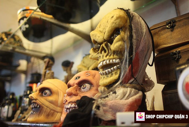 Shop bán mặt nạ ma quỷ trong dịp Halloween ở quận 3