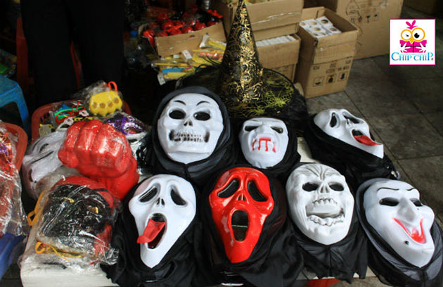 Shop bán mặt nạ ma quỷ trong dịp Halloween ở quận 10