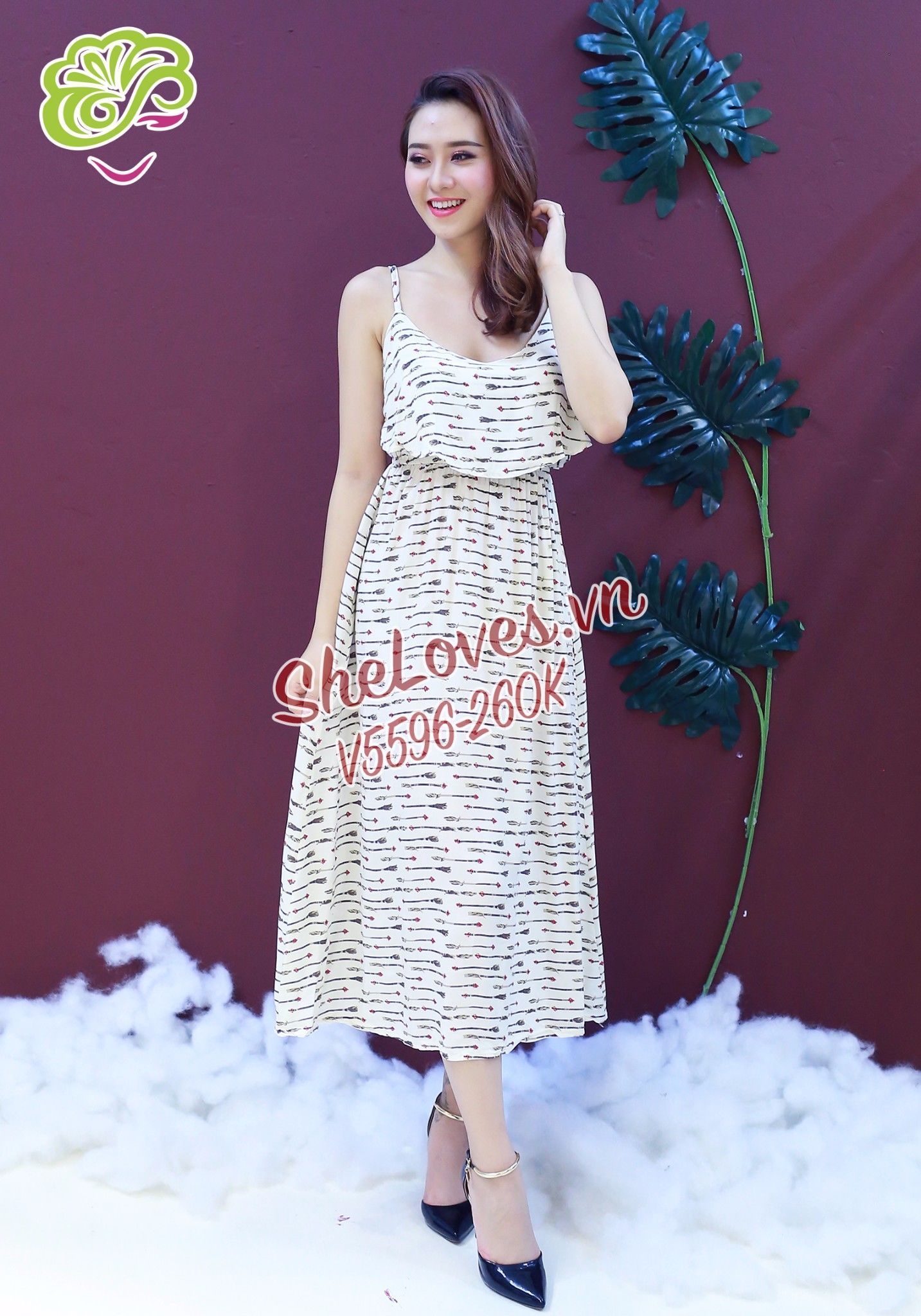 Váy maxi hai dây họa tiết mũi tên nền kim
