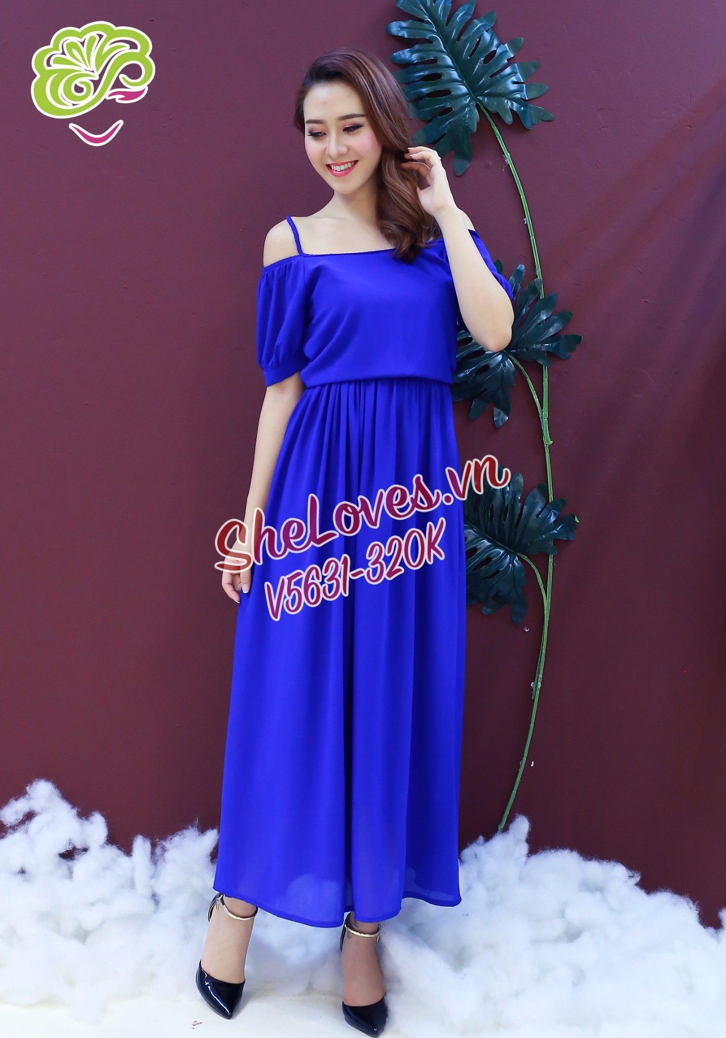 Váy maxi khoét vai nền xanh coban