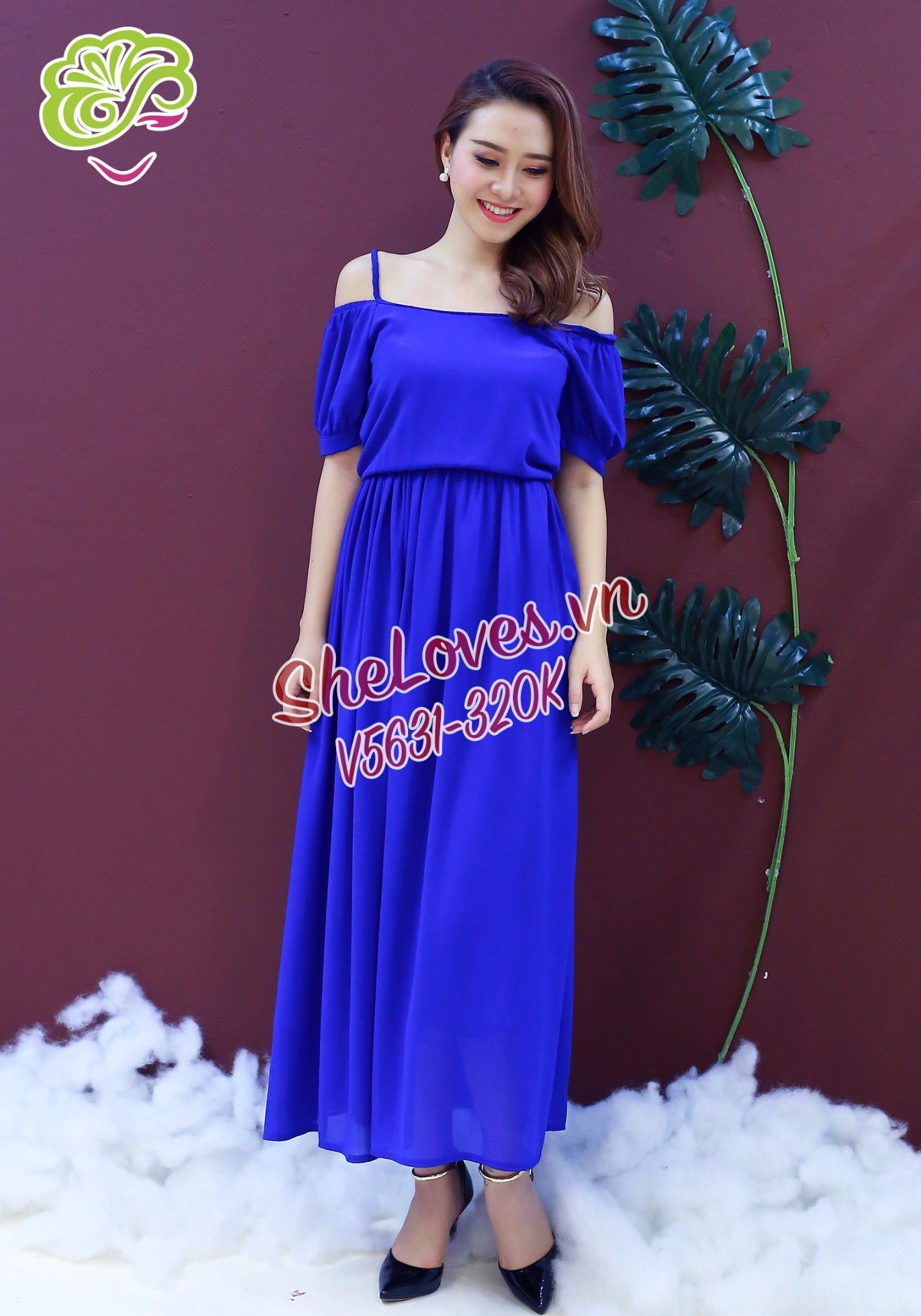 Váy maxi khoét vai nền xanh coban