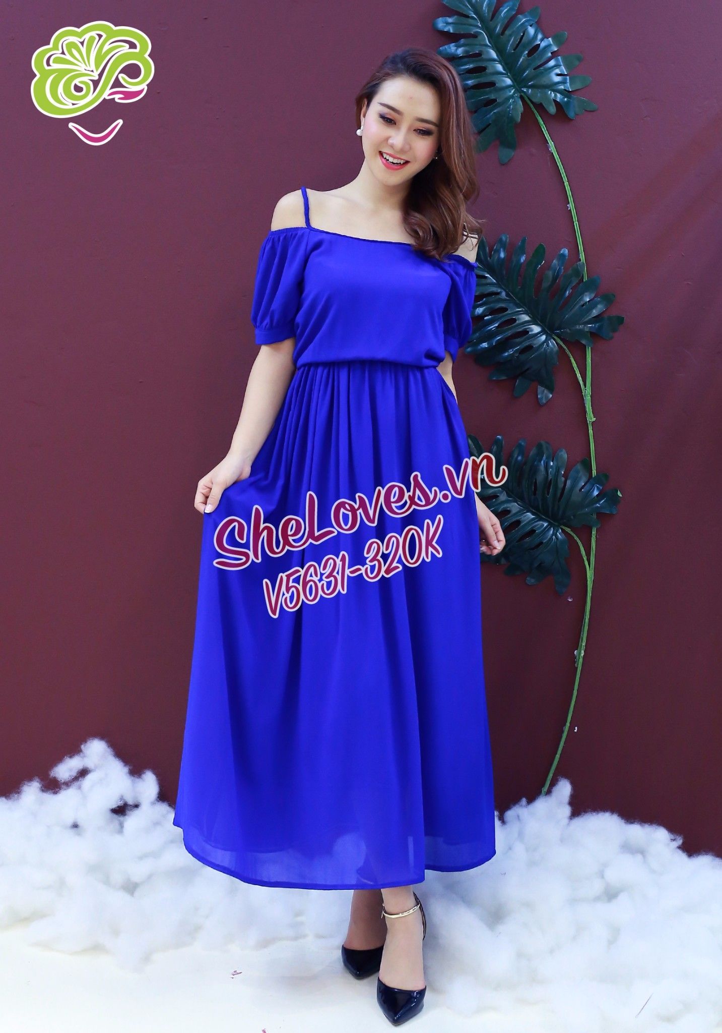 Váy maxi khoét vai nền xanh coban