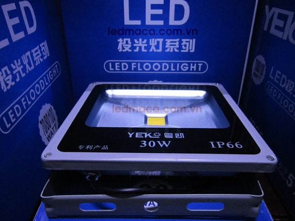 led pha hat bien quang cao, đèn led chiếu sáng biển hiệu