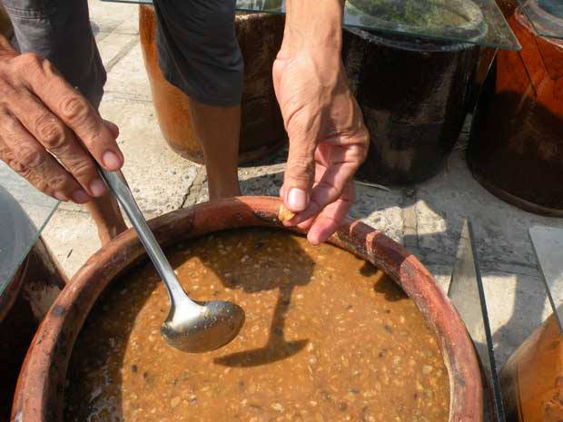 Chuẩn của tương ngon là dù “chín” (ngấu) rục vẫn còn nguyên hạt, không bở.