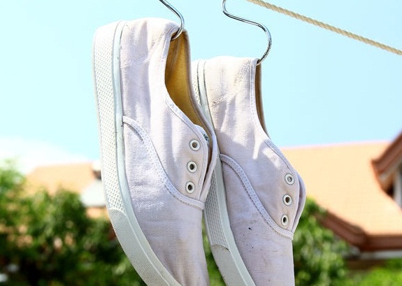 Cách đơn giản tẩy bay vết bẩn cho giày vải trắng
