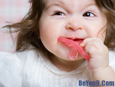 Những cách giúp trẻ bớt khó chịu khi mọc răng