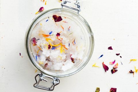 làm trắng da bằng hoa hồng