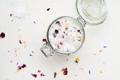 làm trắng da bằng hoa hồng