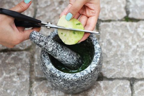 cách xóa quầng thâm mắt bằng rau mùi tây
