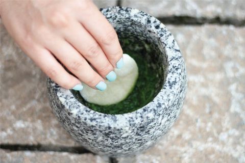 cách xóa quầng thâm mắt bằng rau mùi tây