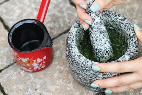 cách xóa quầng thâm mắt bằng rau mùi tây