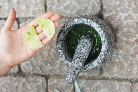 cách xóa quầng thâm mắt bằng rau mùi tây