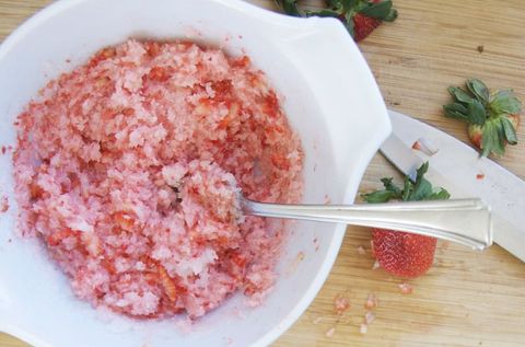 Tẩy tế bào chết bằng dâu tây