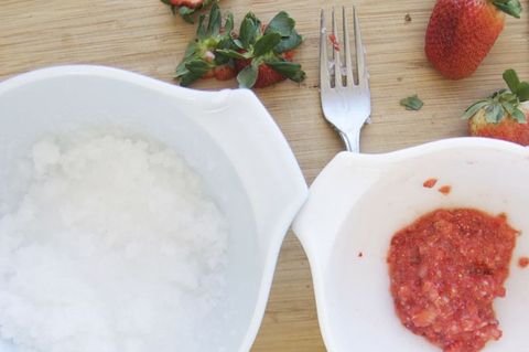 Tẩy tế bào chết bằng dâu tây