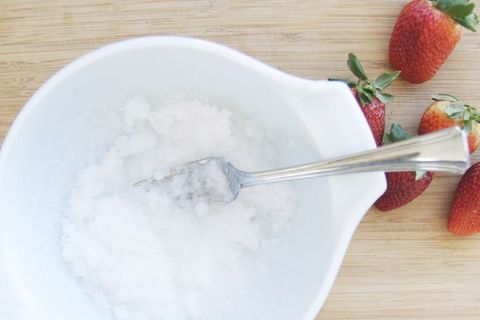 Tẩy tế bào chết bằng dâu tây