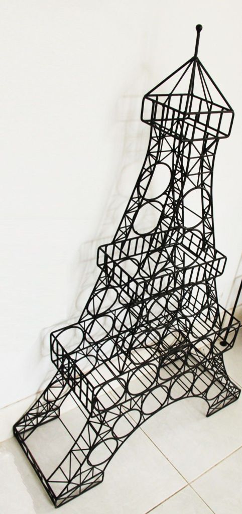 ke ruou hinh thap eiffel bang sat my thuat