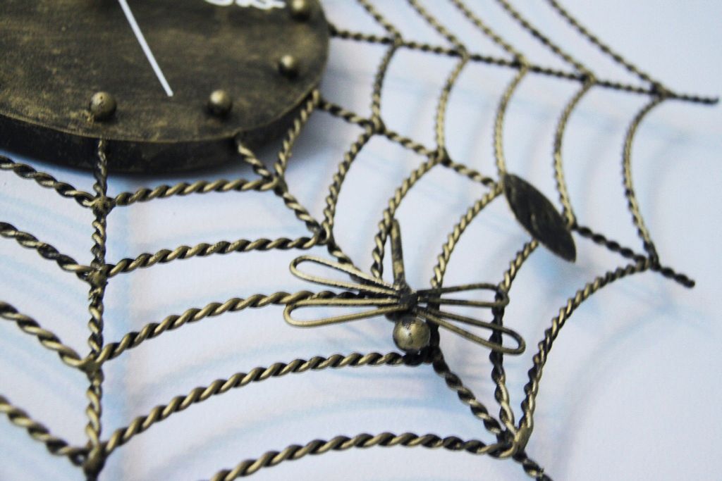 tranh-dong-ho-sat-my-thuat-mang-nhen-gothic