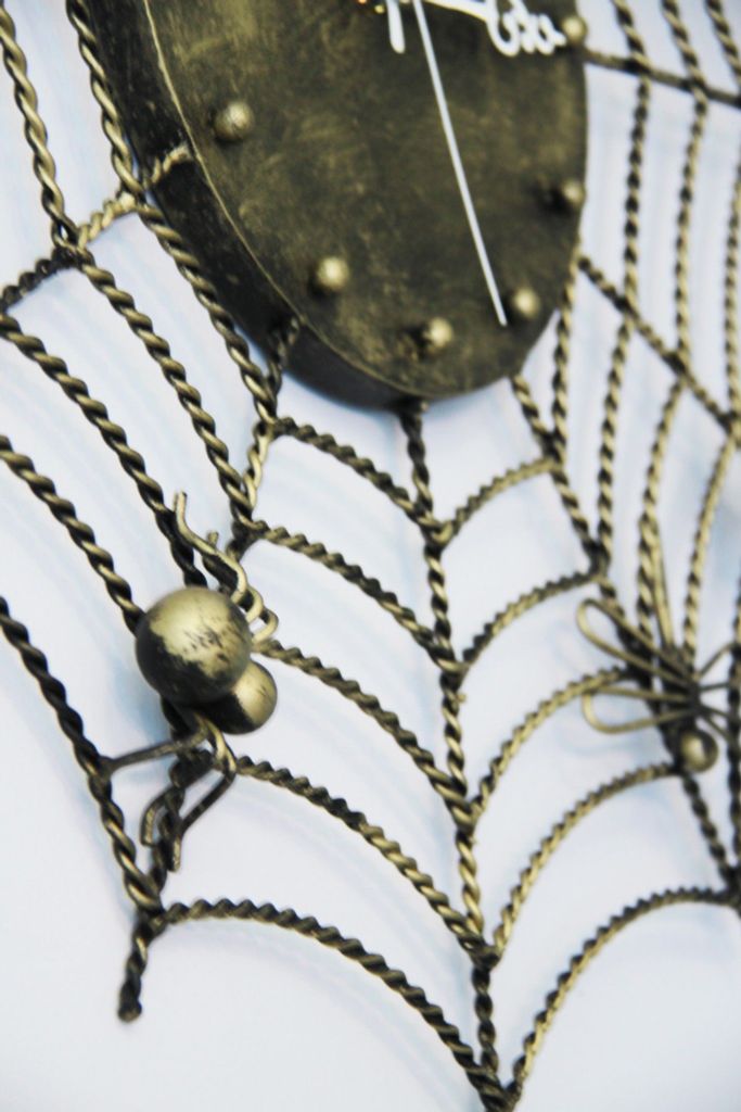 tranh-dong-ho-sat-my-thuat-mang-nhen-gothic