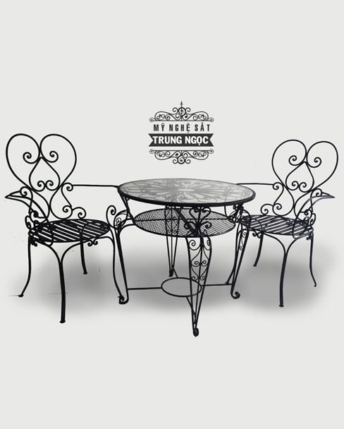 ban ghe sat san vuon