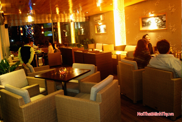 sofa nhựa giả mây