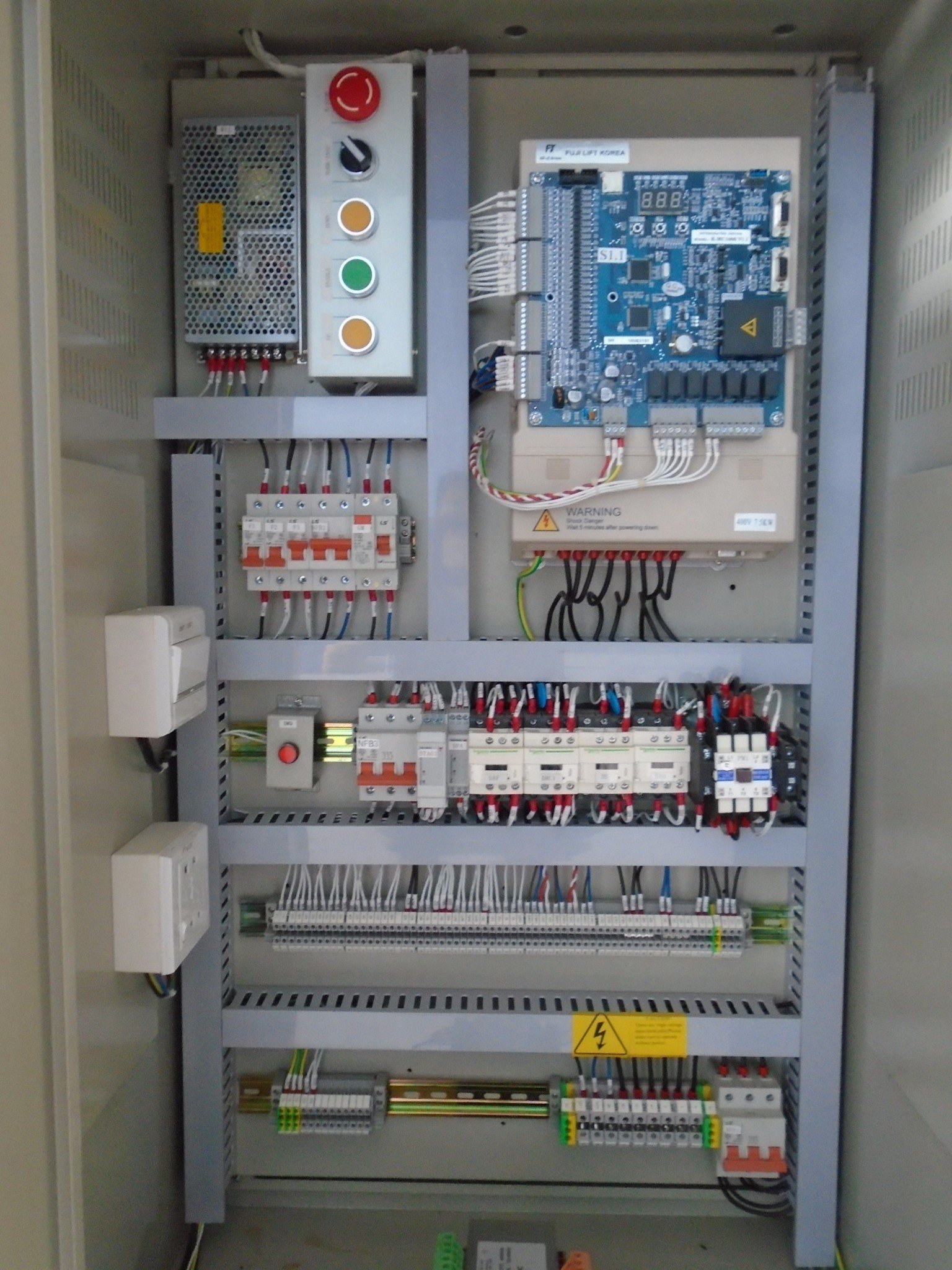 Tủ điện điều khiển thang máy nhập khẩu Fuji loại 25 kW – Thang máy ACG