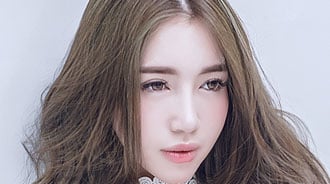 Elly Trần trang điểm nhẹ nhàng với phong cách hàn quốc bằng kính áp tròng