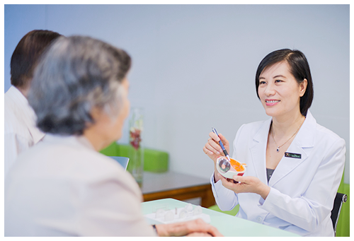 Các cách điều trị lão thị bằng kính áp tròng