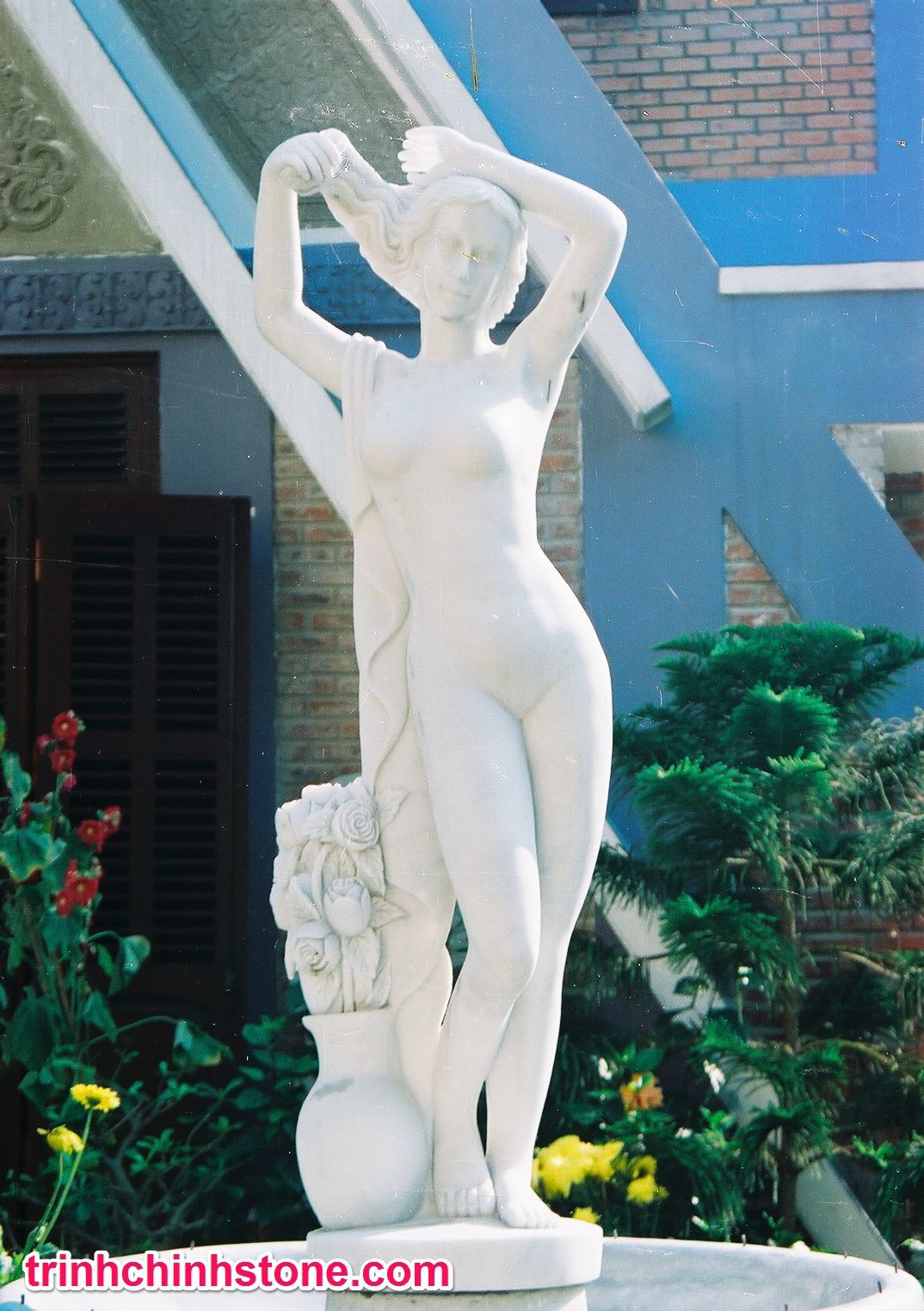 tượng đá cô gái khỏa thân bên bình hoa