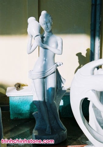 tượng đá cô gái khỏa thân ôm bình nước, điêu khắc đá