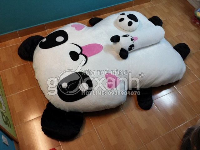 Nệm Gấu Trúc Panda Chibi Form Mới: Với thiết kế mới lạ và độc đáo của một chiếc nệm gấu trúc đáng yêu, bạn sẽ có ngay một điểm nhấn mới lạ giữa không gian phòng ngủ của mình. Với hình ảnh gấu trúc Chibi đẹp mắt, bạn sẽ cảm thấy thư giãn và có một giấc ngủ ngon và sâu hơn bao giờ hết.