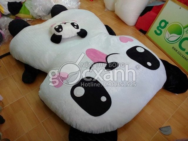 Gấu Trúc Panda Chibi Nệm: Thưởng thức bức ảnh đáng yêu của Gấu Trúc Panda Chibi Nệm, bạn sẽ được trải nghiệm cảm giác êm ái khi nằm trên chiếc nệm mềm mại này. Với chất liệu tốt và họa tiết độc đáo, Gấu Trúc Panda Chibi Nệm sẽ là một món đồ gia dụng tuyệt vời cho gia đình bạn.