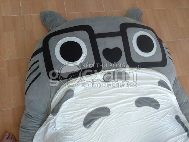 Nệm Totoro đeo kính mền thun lụa (1.6 x 2.1m)