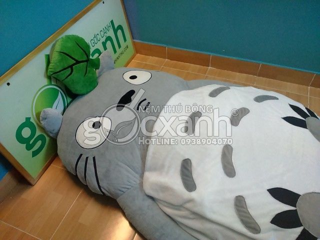 Nệm thú bông Totoro ngây ngô (1.4 x 1.9m)
