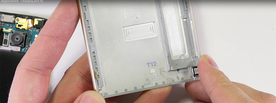 Bên trong LG G5: kết cấu một phần kim loại một phần nhựa