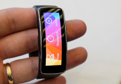 Samsung giới thiệu thiết bị đeo tay Gear Fit màn hình cong